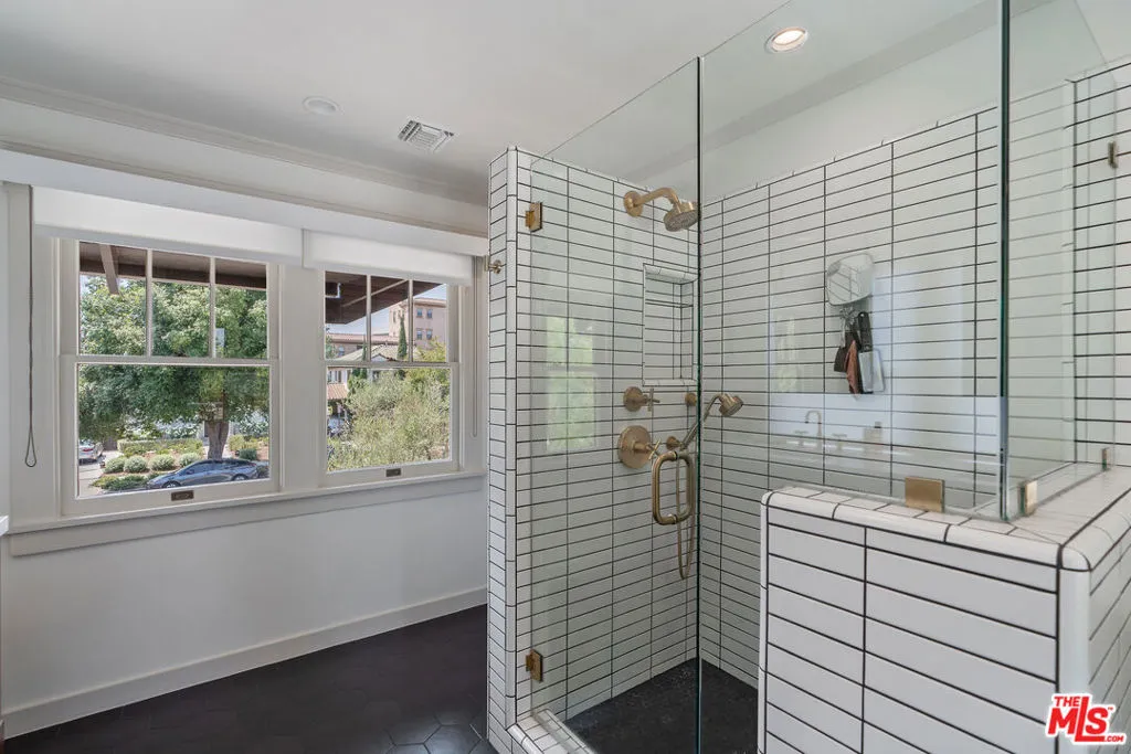 676 S Bronson Avenue, Los Angeles, California 90005 home-pic-41